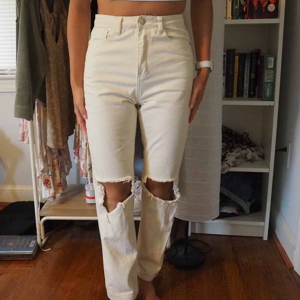 PrettyLittleThing Ripped Straight Leg Jeans